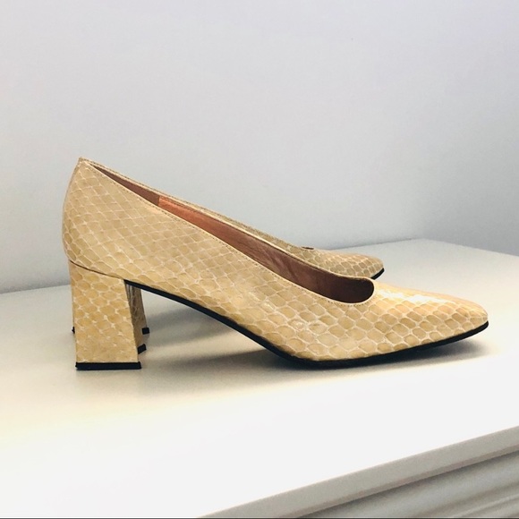 Vintage Stuart Weitzman Gold/Mustard Heels - Picture 5 of 8